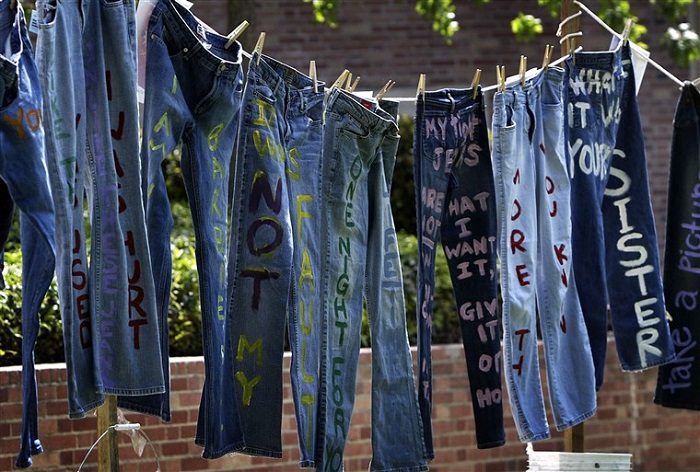 Phơi quần vải denim